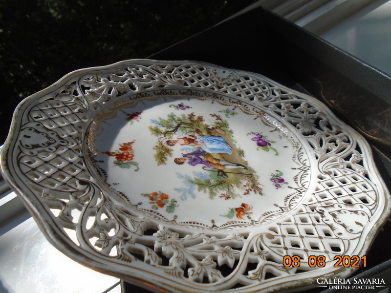 Altwien with a hand-painted hinge scene, with a gold pattern rim pierced with Meissen flowers, wall plate