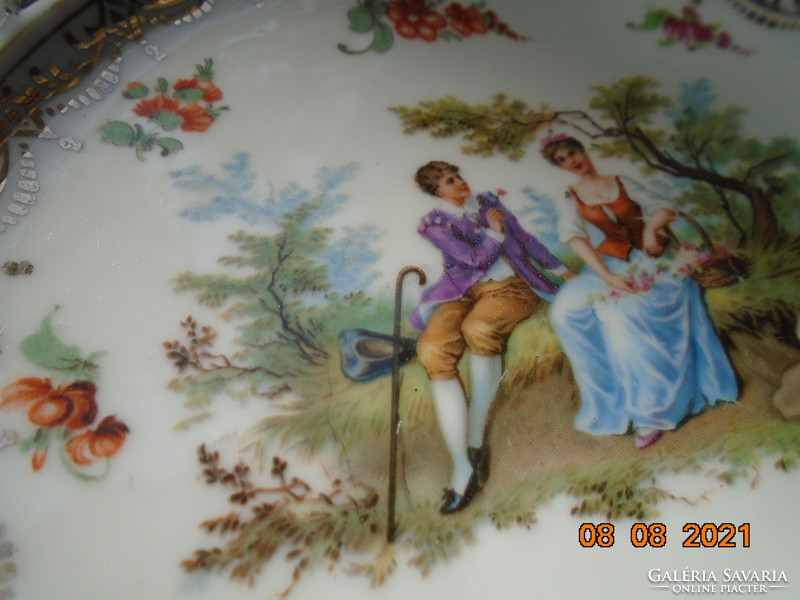 Altwien with a hand-painted hinge scene, with a gold pattern rim pierced with Meissen flowers, wall plate