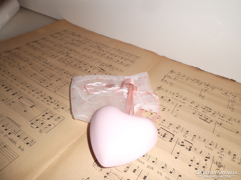 Bell - heart - with built-in bell - 7 x 7 x 3 cm - porcelain - baby pink - in a tulle bag