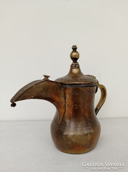 Antik konyhai eszköz kalapált sárgaréz sárga réz arab perzsa Szíria Marokkó kávé kiöntő kancsó