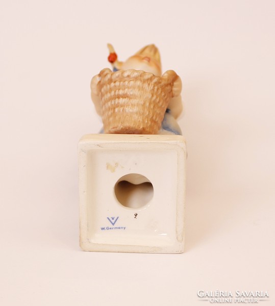 Kis segítő (Little helper) - 10 cm-es Hummel / Goebel porcelán figura