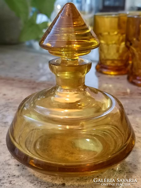 Borostyán színű régi, dugós, kis üveg palack, 13 x 11 cm