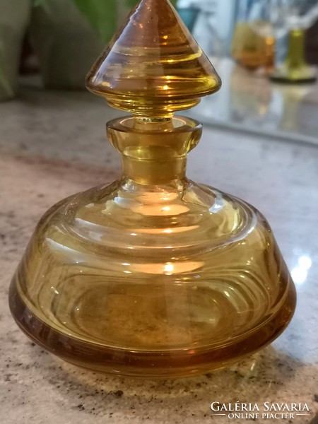 Borostyán színű régi, dugós, kis üveg palack, 13 x 11 cm