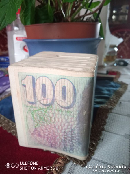 Öt köteg régi svájci 100 frankos bankjegyet ábrázoló persely