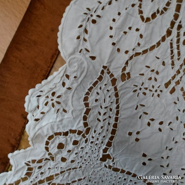 Antik fehér terítő  maderia hímzéssel készült, csodaszép mintázattal, négyszögletes, anyaga batiszt