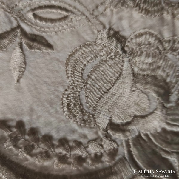 Antik selyem hímzéssel készített terítő, asztalterítő dekoratív elegáns futó, hibátlan