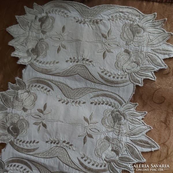 Antik selyem hímzéssel készített terítő, asztalterítő dekoratív elegáns futó, hibátlan
