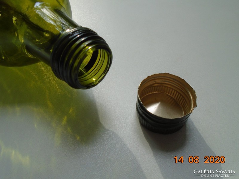 Négyszögletes jelzett palack csavaros kupakkal