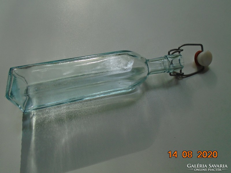 Négyszögletes csatos palack