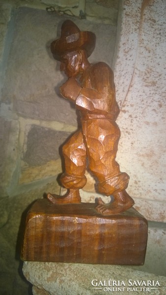 Wooden wood sculpture with a hat sign. 25 Cm