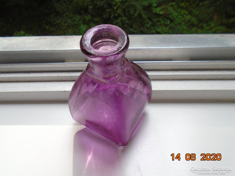 Festett lila négyszögletes palack