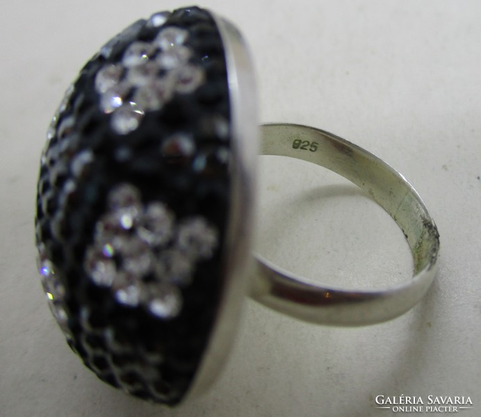 Gyönyörű  nagy ezüst gyűrű  fekete és fehér kövekkel
