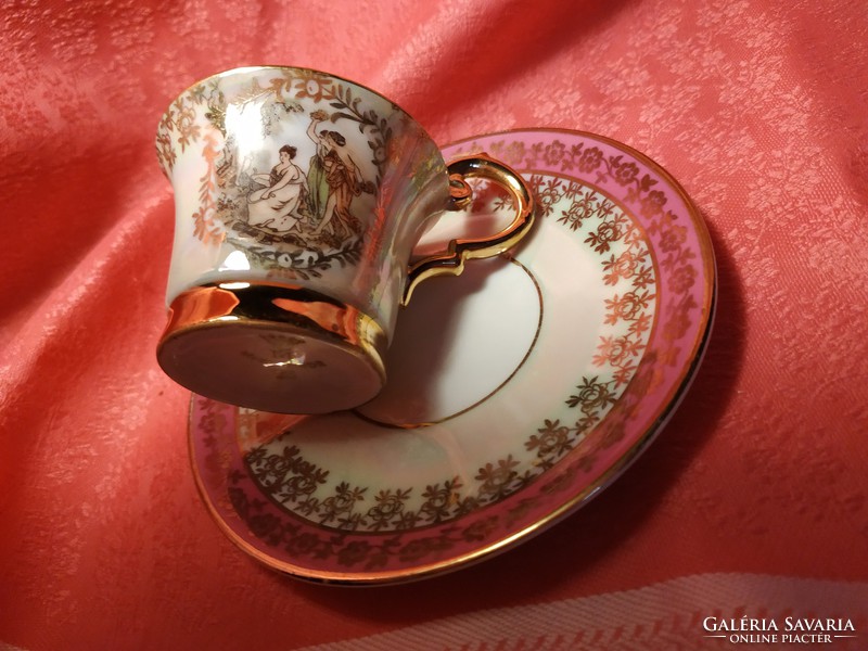 Eozinos, zsáner jelenetes, aranyozott porcelán kávés csésze aljjal.