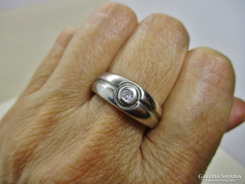 Szép fehér köves ezüstgyűrű a mindennapokra