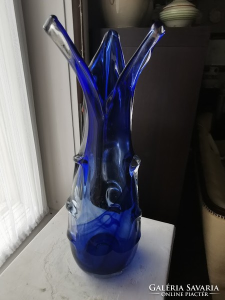 Kék üveg váza, szakított üveg