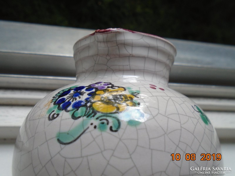 Kézzel festett virágmintás szignós majolika kancsó repesztett mázzal