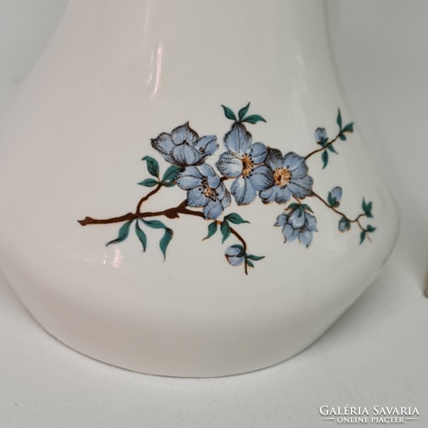 Aquincumi kék virágmintás porcelán váza (1878)