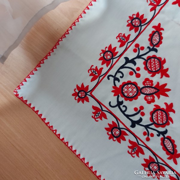 White sun cloth tablecloth decorated with hand-embroidered ethnographic patterns,tablecloth,