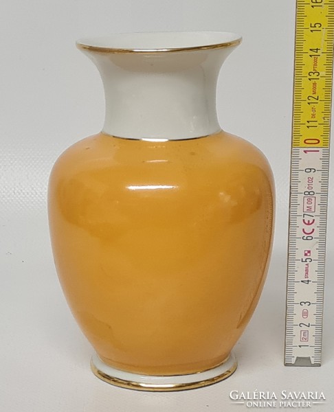 Hollóházi rózsamintás kis porcelán váza (1884)