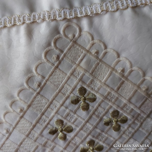 Csodaszép vanília színű selyem, hímzett dekoratív dísz párnák, 40 x 40 cm, anyaga magában mintázott
