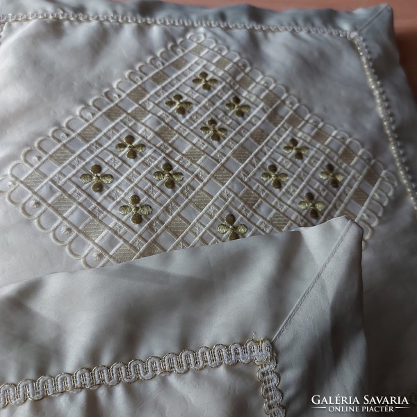Beautiful vanilla silk, embroidered decorative ornament pillows, 40 x 40 cm, patterned material