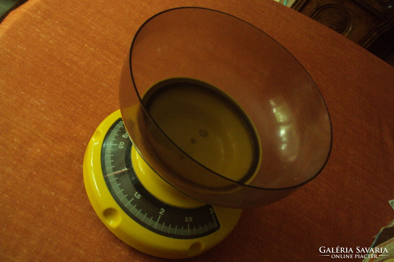 Kitchen scale with plastic bowl, up to 3 kg load, in original box.