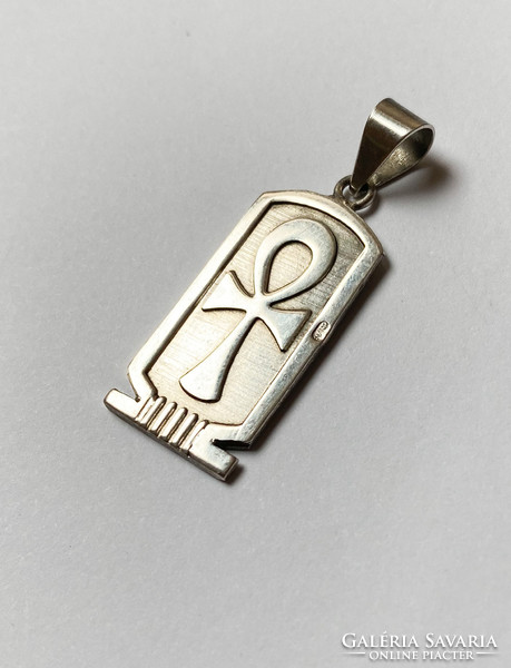 Egyiptomi ezüst medál, aranylemezelt díszítéssel.