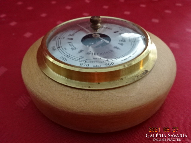 Mechanical barometer, in a wooden frame, diameter 10 cm. He has!