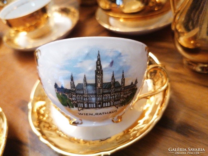 Káprázatos, osztrák kávéskészlet dús arany boritassal, nevezetes bécsi épületekkel vitrinállapotban