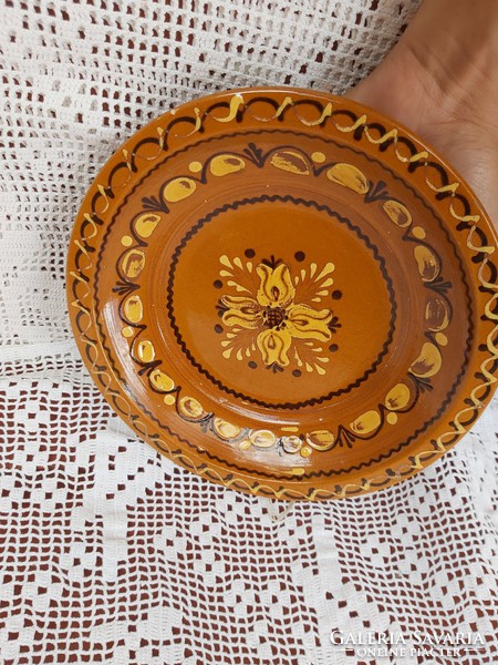 Gyönyörű Hódmezővásárhelyi  Mónus Ferenc 23.5  cm-es virágos  falitányér tányér , Nosztalgia