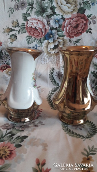 2 scenic porcelain vases