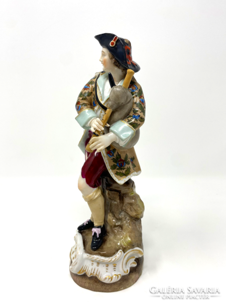 Antik Volkstedt "Kecskedudás úrfit" ábrázoló porcelán figura- CZ