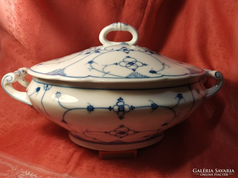 Porcelain soup serving bowl with Immortelle pattern, centerpiece