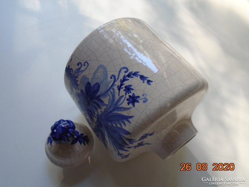 Kézzel festett kobaltkék virág mintás fedeles váza repesztett mázzal a festő monogramjával