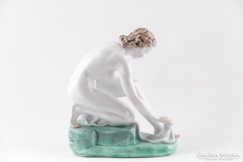 HERENDI, FÜRDŐ MEZTELEN NŐ TÖRÖLKÖZŐVEL KÉZZEL FESTETT PORCELÁN FIGURA, HIBÁTLAN! (P052)