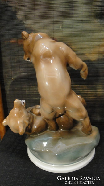 Zsolnay statue, battle of bears, 1960s