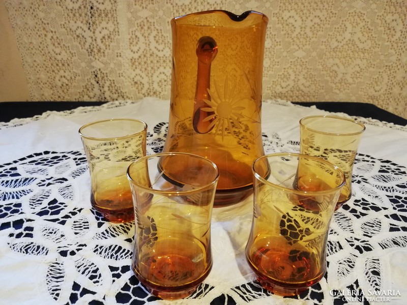 Eladó régi metszett üveg borostyán sárga kancsó 4 pohárral hibátlan!