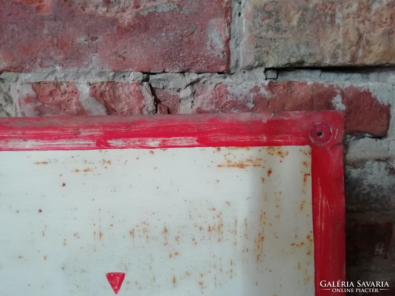 Kézzel festett tűzoltószertár feliratú tábla, loft