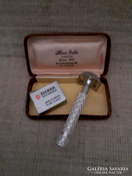 Old nice condition corner with razor blade in box
