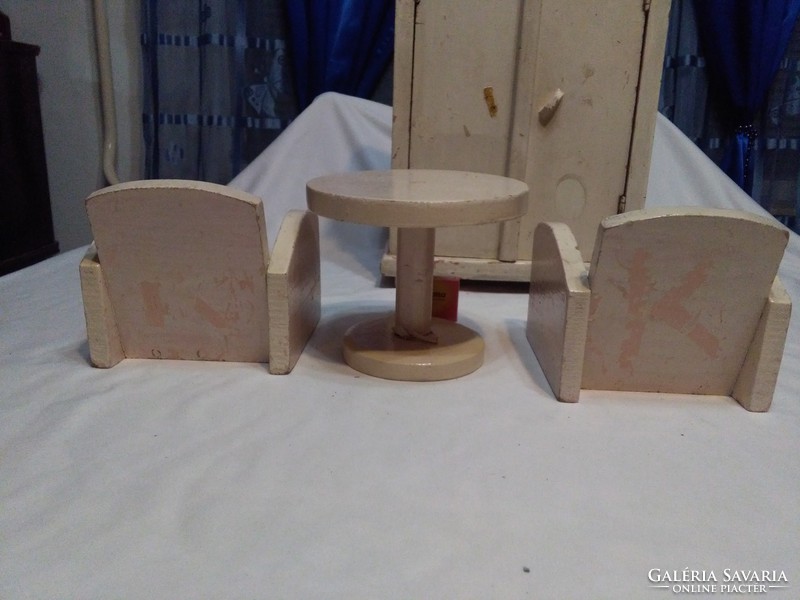 RÉGI, nagyobb méretű játék baba bútor - 35 cm magas szekrény - szekrény, asztal, két darab fotel