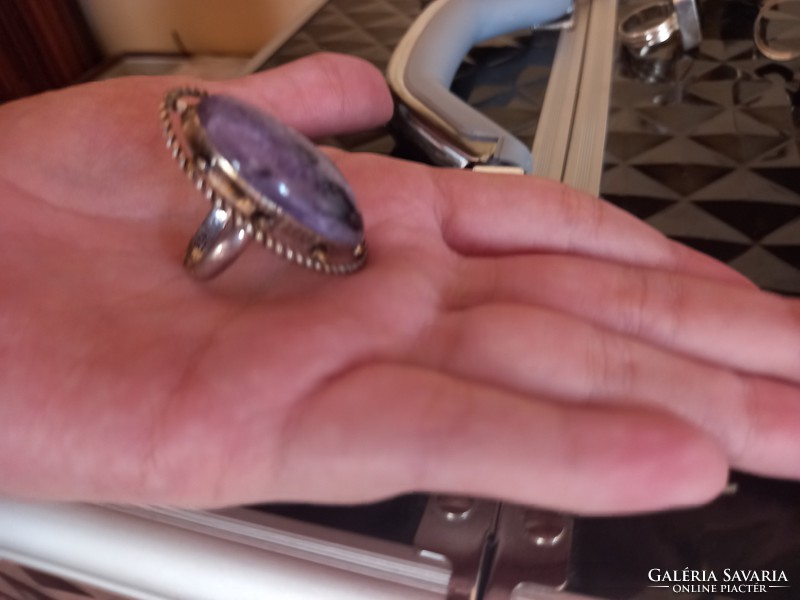 Ezüst gyűrű monumentális meretű charoit kővel 8-as nemzetközi meret