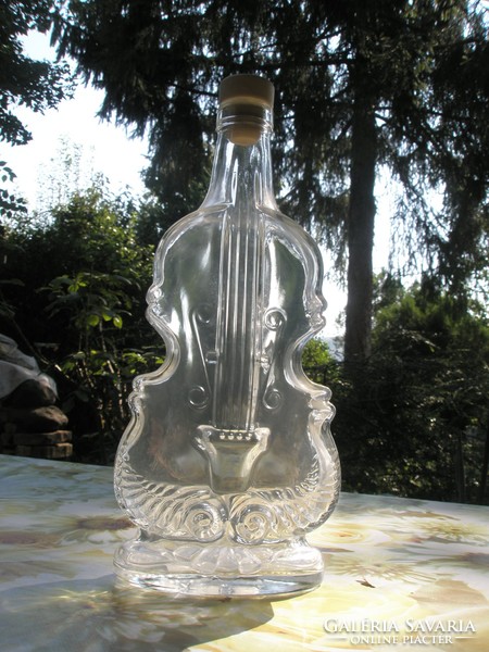 Violin-shaped brandy glass or decorative glass or wine glass