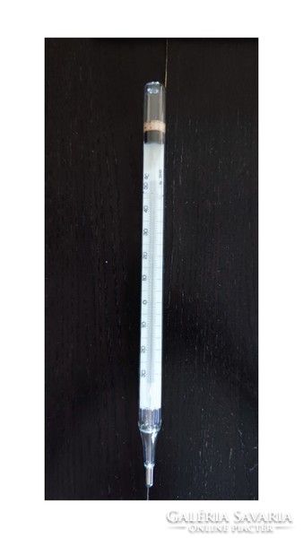 Laboratory maximum thermometer measuring between + 30 ° C and + 50 ° C