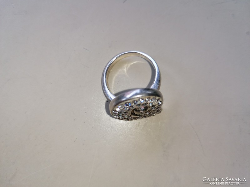Silver ring decorated with zircons 925