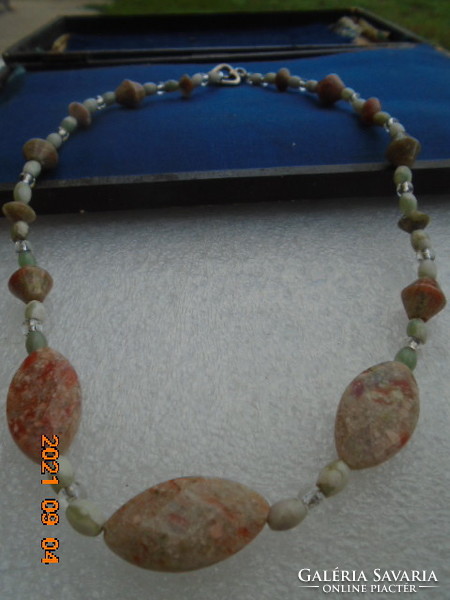 Raw beryl opak gemstone necklace collier with beautiful cut