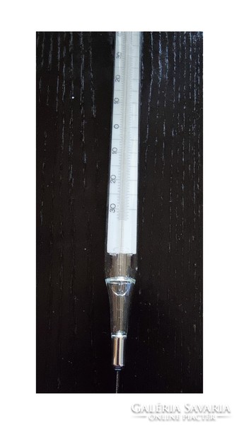 Laboratory maximum thermometer measuring between + 30 ° C and + 50 ° C