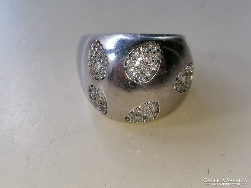 Silver ring decorated with zircons 925