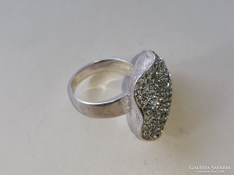 Ezüst gyűrű cirkonkövekkel díszítve 925