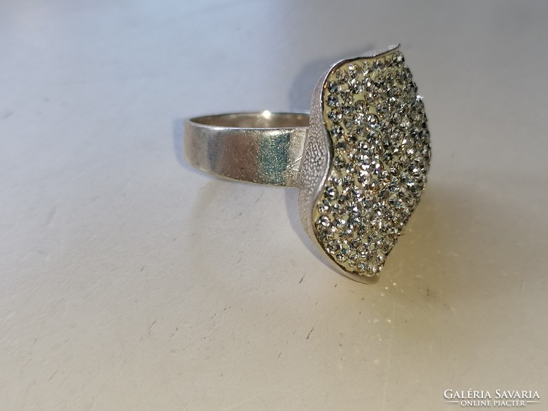 Silver ring decorated with zircons 925