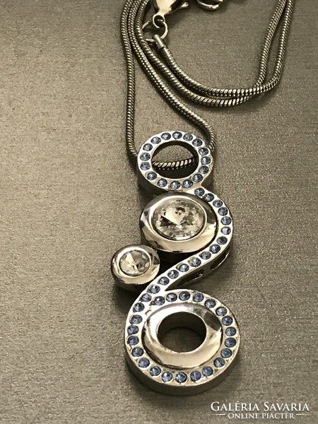 Modern nyaklánc különleges medállal, 6,5 cm hosszú a medál